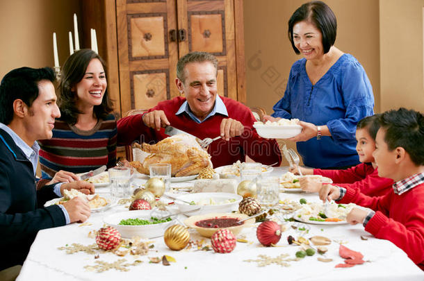 多代家庭一起吃圣诞大餐