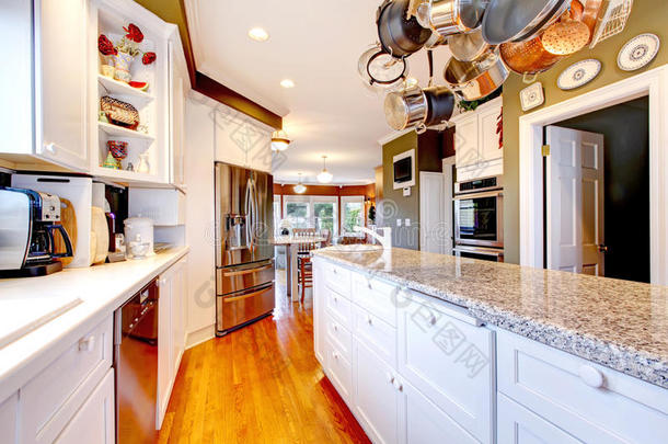 白色和绿色的大厨房，硬木地板。