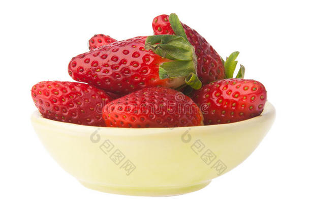 草莓，背景是鲜红色草莓