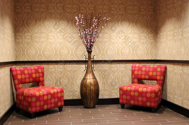 高档酒店的现代椅子和花瓶