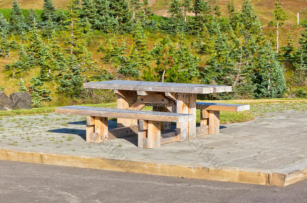 休息区的木制桌椅