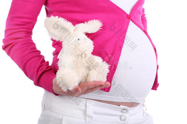 抱着玩具兔的<strong>孕</strong>妇肚子
