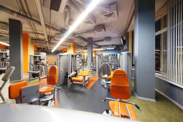 带橙色健身器材的空健身房。