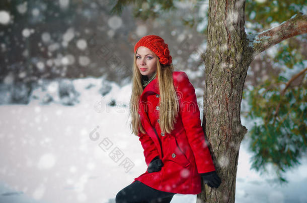 戴着帽子和手套的快乐女孩在冬季的雪景中玩耍