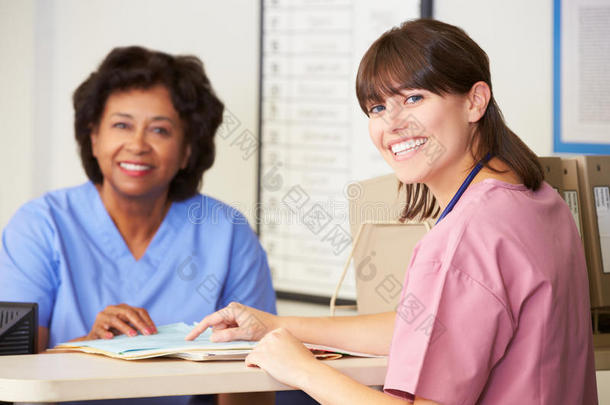 护士站有两名护士在讨论