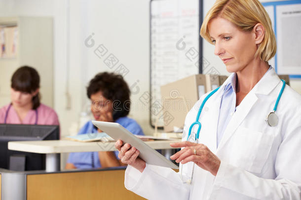 护士站女医生使用数码平板