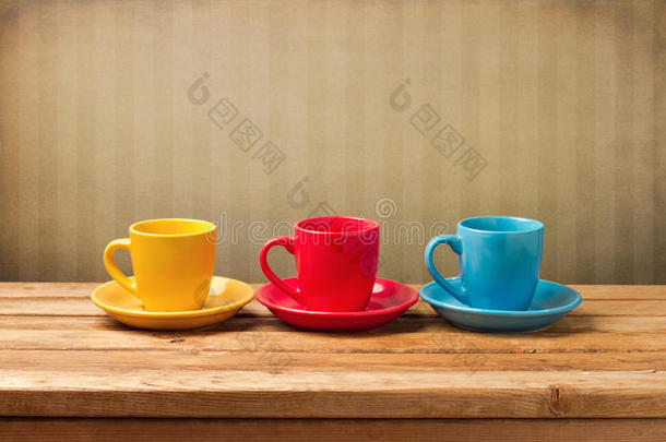 三个彩色咖啡杯