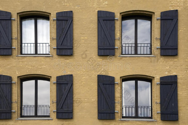 房屋正面的四扇窗户