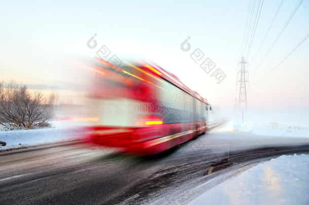 冬季红色<strong>公交车</strong>模糊行驶