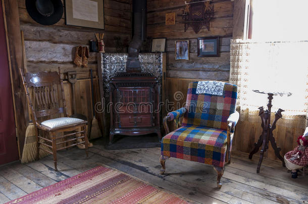 带椅子和壁炉的木屋客厅