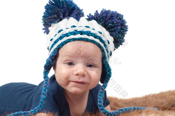 可爱的婴儿，戴着针织帽，带着大绒球