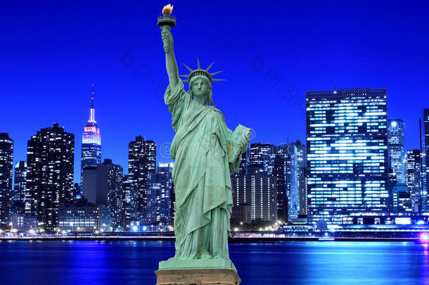曼哈顿天际线和夜晚的自由<strong>女神像</strong>