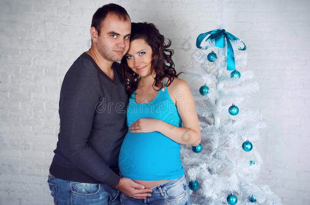 一对恩爱的夫妇抱着怀孕的肚子