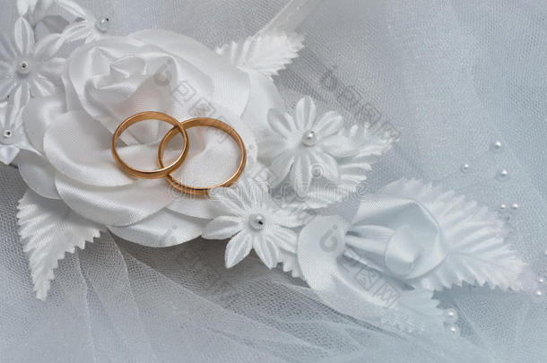 两枚结婚戒指和结婚背景