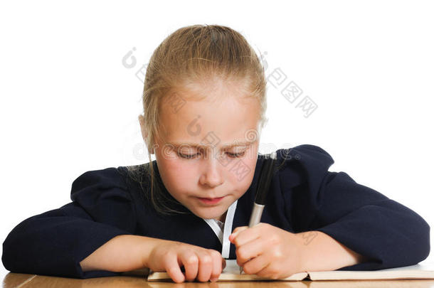 女学生在桌子旁写字