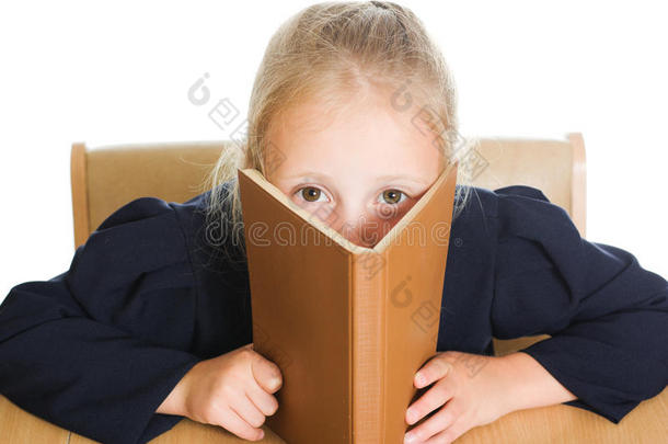 女学生躲在一本书后面