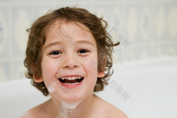 洗澡洗澡时间男孩泡沫小孩