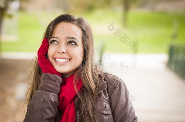 外面戴着红领巾和手套的青少年肖像
