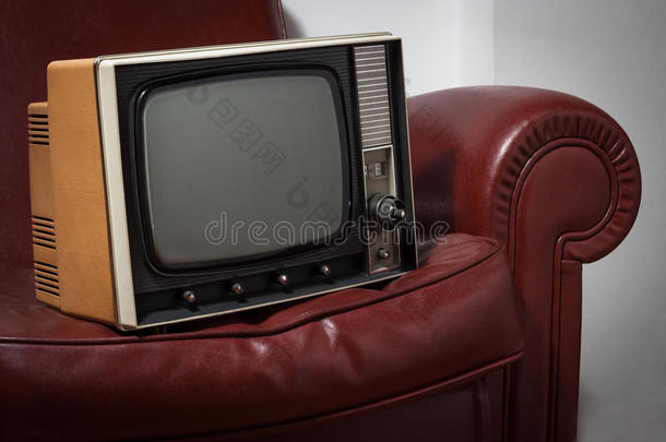 沙发上的老式电视