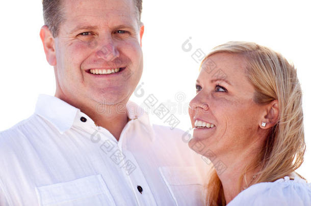 迷人的白人夫妇在外面玩得开心