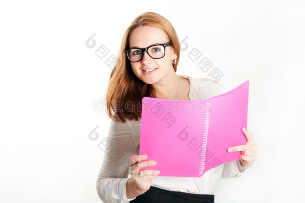 浅底粉红色文件夹的女孩