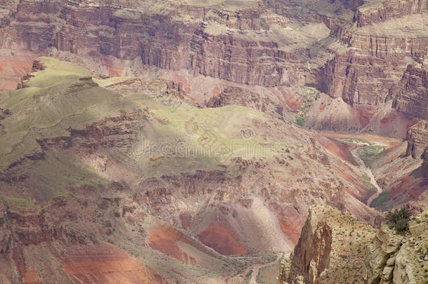 色彩斑斓的崎岖大峡谷