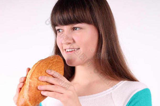 拿着面包咬面包的漂亮女孩