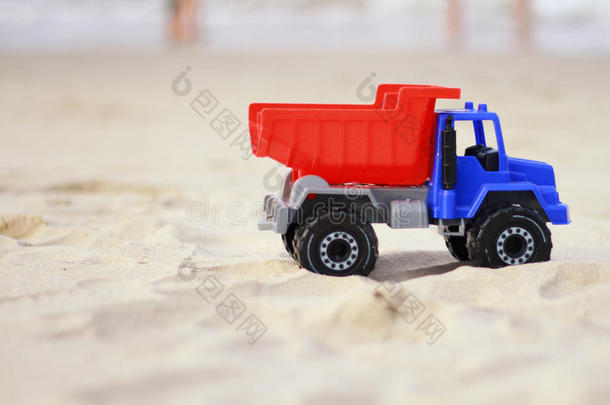 海滩上的玩具卡车