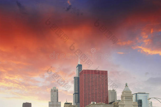 伊利诺伊州芝加哥。城市摩天大楼上空<strong>绚丽</strong>的天空