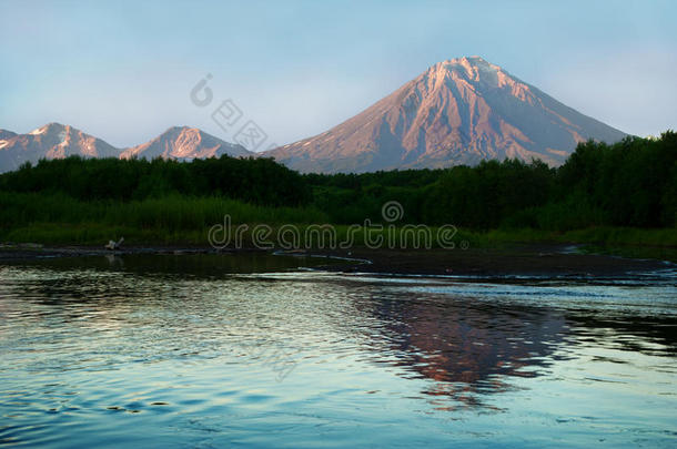 火山景观与湖面倒影