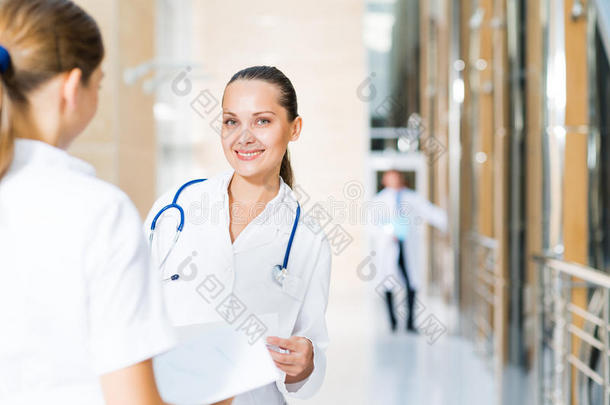 两个医生在医院大厅谈话