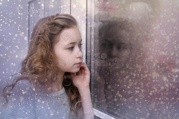女孩望着窗外