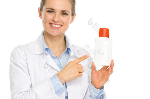 美容师指着一瓶防晒霜