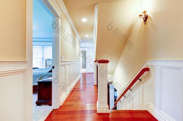宽敞明亮的走廊，樱桃木和楼梯。