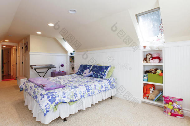 带阁楼天花板的女孩卧室和带玩具的米色地毯。