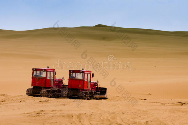 两台推土机在沙漠中工作