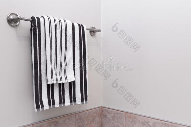 毛巾架上的脱光浴室毛巾