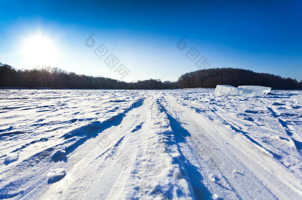 寒冷冬日雪地滑雪场