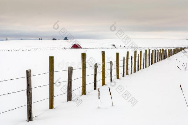 栅栏线和红色谷仓冬季