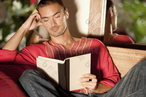 在热带度假时看书的人。