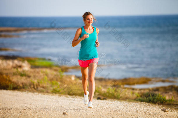 一位年轻女子在海边进行晚间慢跑