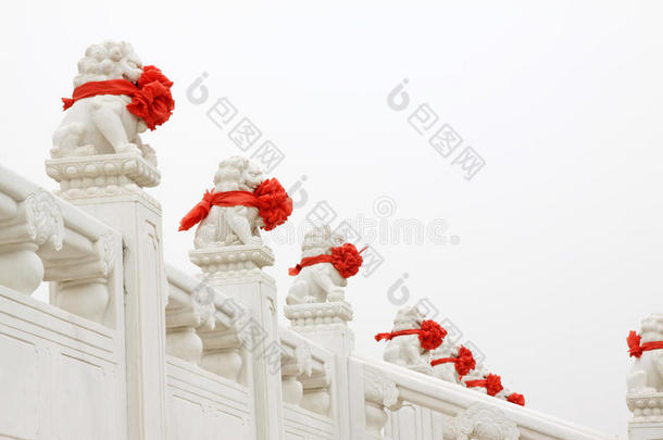 中国传统艺术风格的白色大理石<strong>石狮</strong>雕像