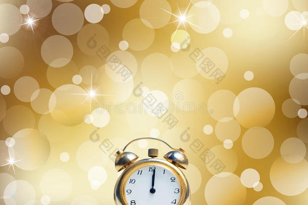一个快乐的新年时钟在午夜在黄金上敲响抽象的灯