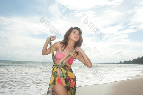 海滩上美丽的亚洲女人，衣服上<strong>洋溢</strong>着喜悦。