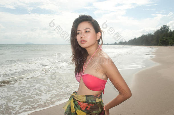 海滩上美丽的亚洲女人，衣服上<strong>洋溢</strong>着喜悦。