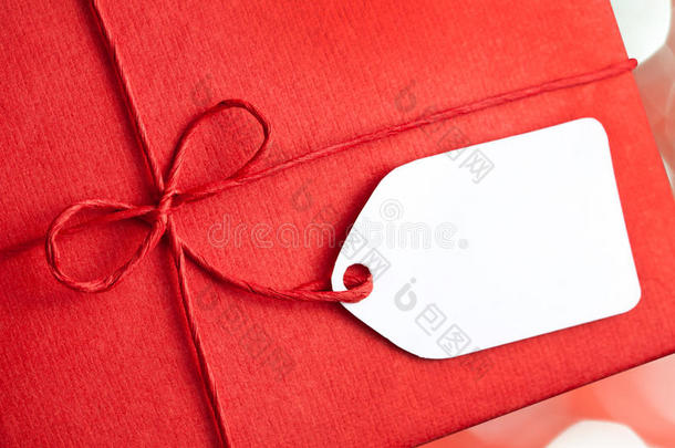 带空白礼品标签的红色礼品盒