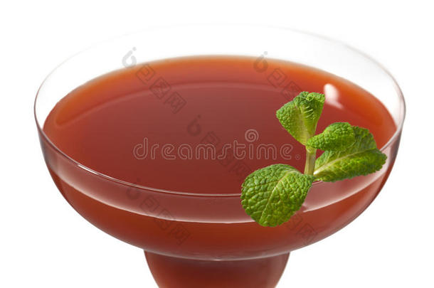 马提尼<strong>草莓汁</strong>的裁剪图像
