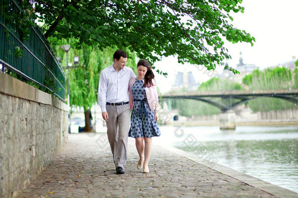 浪漫的约会情侣在水边散步