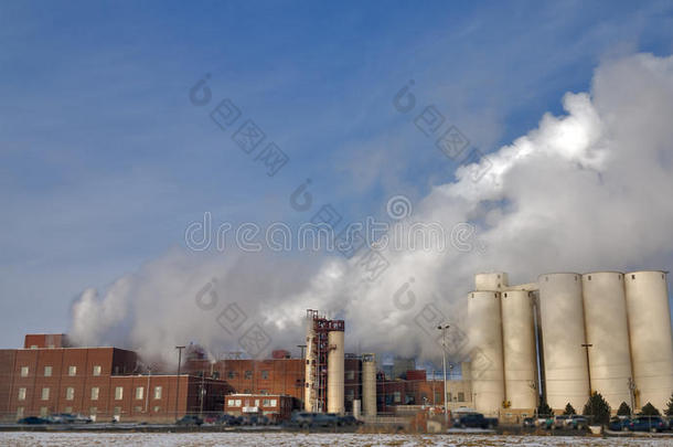 寒冷的早晨有蒸汽烟囱的工厂