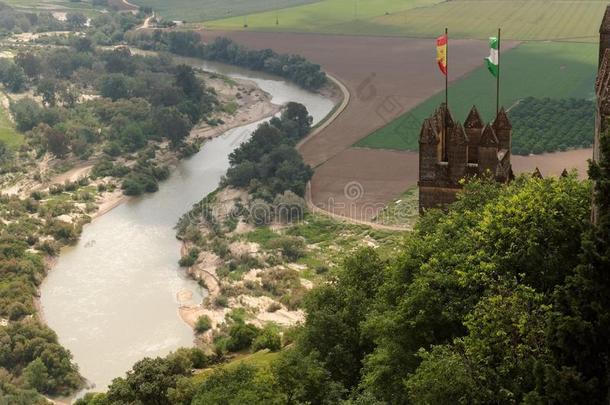 里约热内卢中世纪城堡，瓜达尔基维尔河上有西班牙和安达卢西亚的旗帜